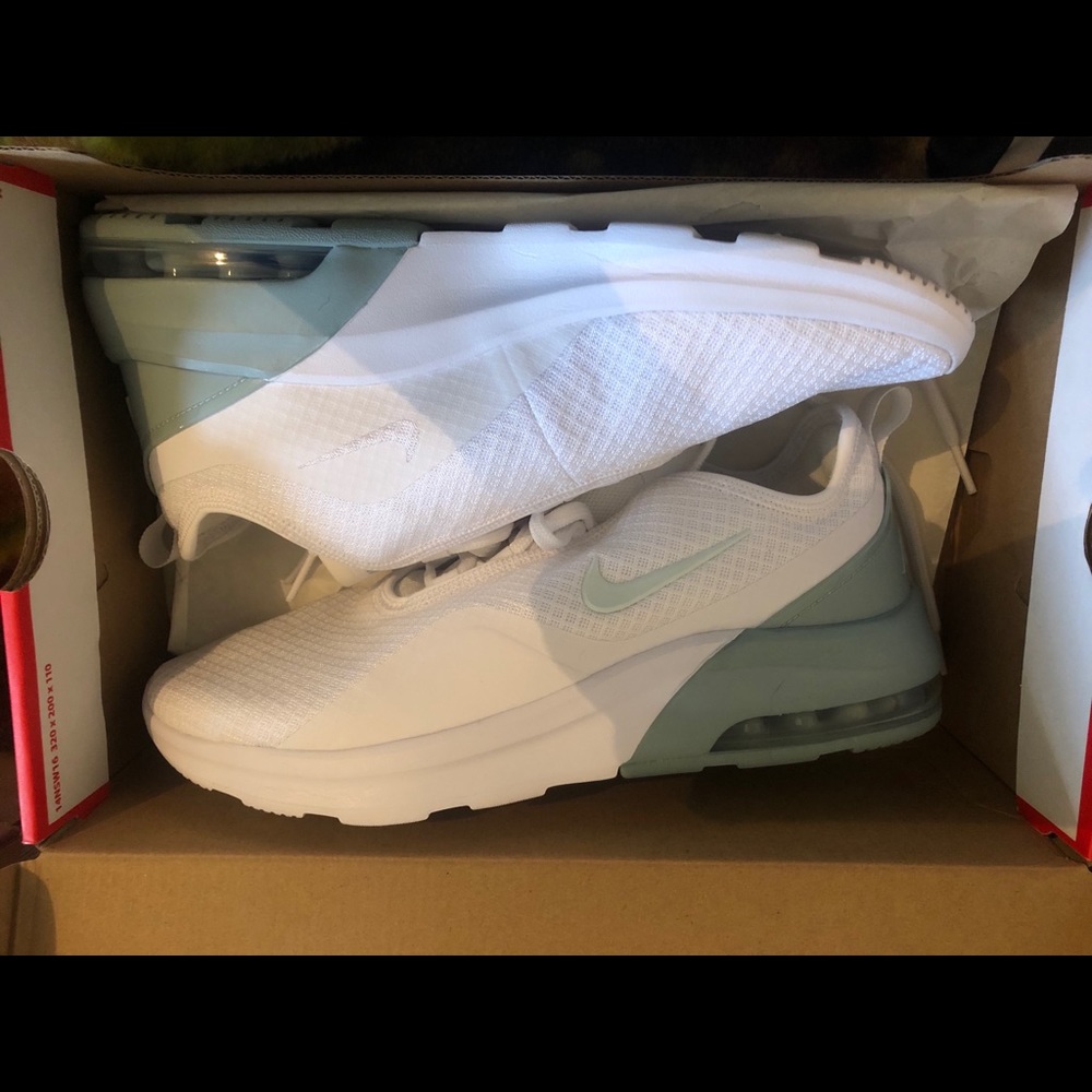 NEW WITH BOX WOMENS SZ 10 NIKES